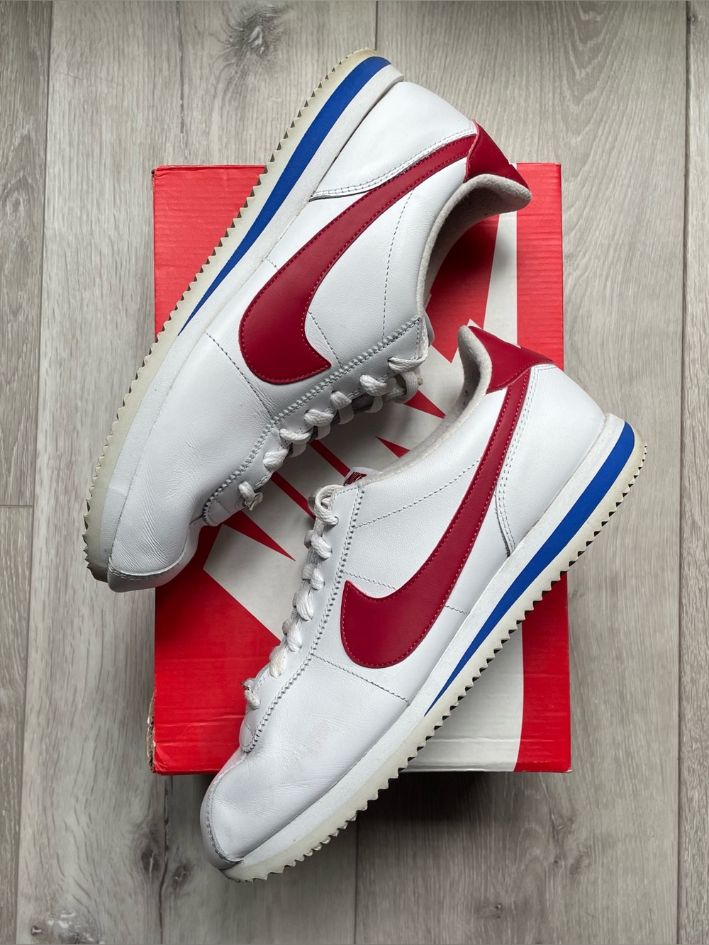 OG Forrest Gump Nike Men’s White Sneakers with Red Swoosh and Blue Stripe
